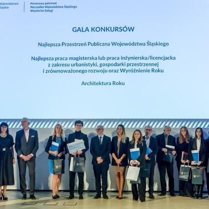 Wicemarszałek Leszek Pietraszek wręcza nagrody laureatom konkursu Najlepsza Przestrzeń Publiczna Województwa Śląskiego. (wygenerowano przez AI)