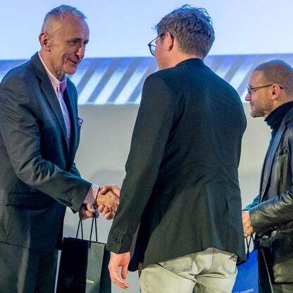 Wicemarszałek Leszek Pietraszek wręcza nagrody laureatom konkursu Najlepsza Przestrzeń Publiczna Województwa Śląskiego podczas gali w Muzeum Śląskim w Katowicach. (wygenerowano przez AI)