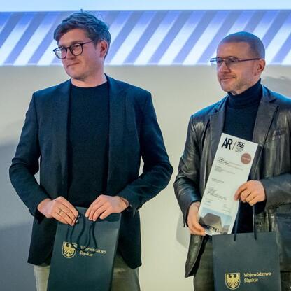 Dwóch mężczyzn otrzymujących nagrody w Silesia Museum w Katowicach. (wygenerowano przez AI)