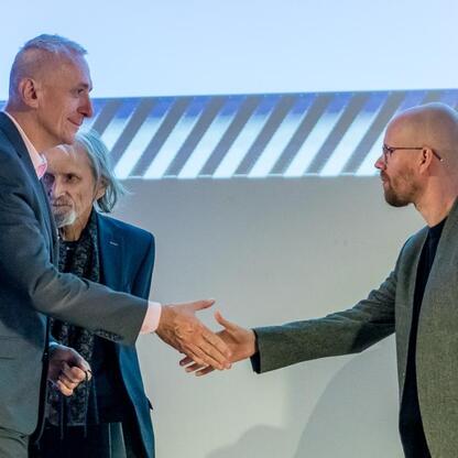 Wicemarszałek Leszek Pietraszek wręcza nagrody laureatom konkursu Najlepsza Przestrzeń Publiczna Województwa Śląskiego. (wygenerowano przez AI)