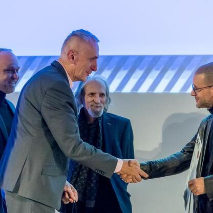 Wicemarszałek Leszek Pietraszek wręcza nagrody laureatom konkursu Najlepsza Przestrzeń Publiczna Województwa Śląskiego. (wygenerowano przez AI)