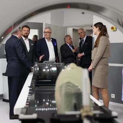 Wicemarszałek Leszek Pietraszek uczestniczy w konferencji prasowej dotyczącej nowoczesnej technologii leczenia nowotworów w Katowickim Centrum Onkologii. (wygenerowano przez AI)