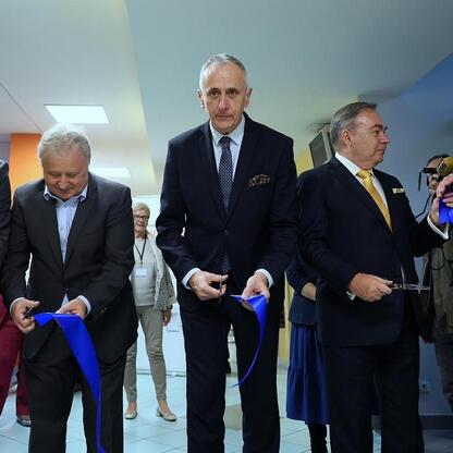 Wicemarszałek Leszek Pietraszek uczestniczy w ceremonii otwarcia nowego systemu radioterapii adaptacyjnej w Katowickim Centrum Onkologii. (wygenerowano przez AI)