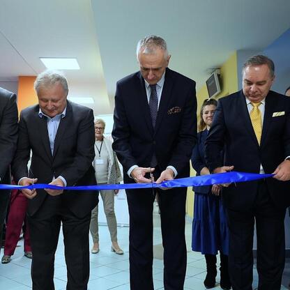 Wicemarszałek Leszek Pietraszek uczestniczy w ceremonii otwarcia nowego systemu radioterapii adaptacyjnej w Katowickim Centrum Onkologii. (wygenerowano przez AI)