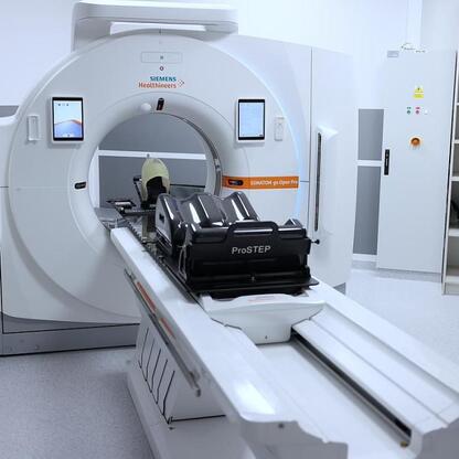 Nowoczesny PET/CT Siemens Healthineers SOMATOM go.Open w Katowickim Centrum Onkologii. (wygenerowano przez AI)