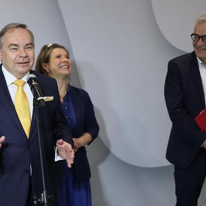 Konferencja prasowa w Katowicach o nowoczesnej technologii leczenia nowotworów. (wygenerowano przez AI)