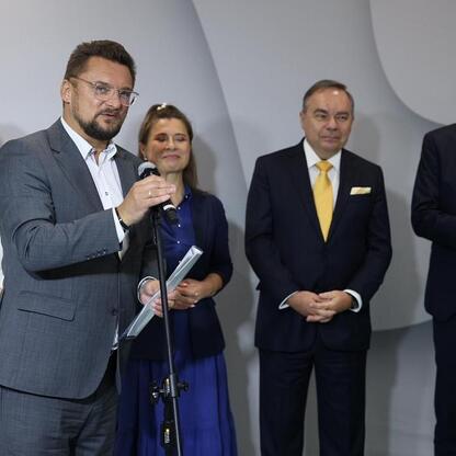 Zespół ekspertów podczas konferencji prasowej o nowoczesnej technologii leczenia nowotworów w Katowickim Centrum Onkologii. (wygenerowano przez AI)