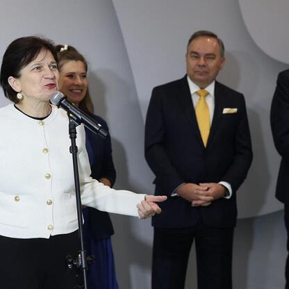 Wicemarszałek Leszek Pietraszka i parlamentarzyści na konferencji prasowej o modernizacji Katowickiego Centrum Onkologii. (wygenerowano przez AI)
