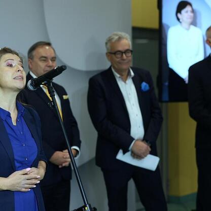 Wicemarszałek Leszek Pietraszek przemawia na konferencji prasowej o modernizacji Katowickiego Centrum Onkologii. (wygenerowano przez AI)
