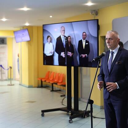 Wicemarszałek Leszek Pietraszek przemawia na konferencji prasowej w Katowicach, gdzie ogłoszono inwestycję w modernizację Katowickiego Centrum Onkologii. (wygenerowano przez AI)