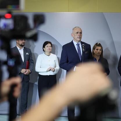 Wicemarszałek Leszek Pietraszek przemawia na konferencji prasowej o nowoczesnej technologii radioterapii adaptacyjnej w Katowickim Centrum Onkologii. (wygenerowano przez AI)