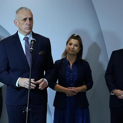 Wicemarszałek Leszek Pietraszek przemawia na konferencji prasowej o nowoczesnym systemie radioterapii adaptacyjnej w Katowickim Centrum Onkologii. (wygenerowano przez AI)
