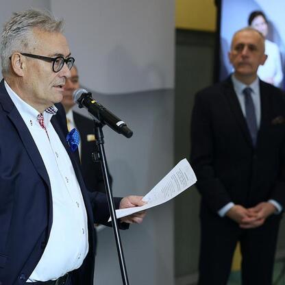 Wicemarszałek Leszek Pietraszek przemawia na konferencji prasowej o nowoczesnym systemie radioterapii adaptacyjnej w Katowickim Centrum Onkologii. (wygenerowano przez AI)