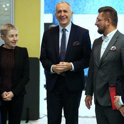 Wicemarszałek Leszek Pietraszek na konferencji prasowej o modernizacji Katowickiego Centrum Onkologii. (wygenerowano przez AI)