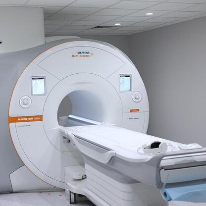 Nowoczesny system radioterapii adaptacyjnej w Katowickim Centrum Onkologii. (wygenerowano przez AI)
