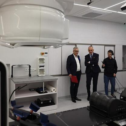 Wicemarszałek Leszek Pietraszek prezentuje nową technologię radioterapii adaptacyjnej w Katowickim Centrum Onkologii. (wygenerowano przez AI)