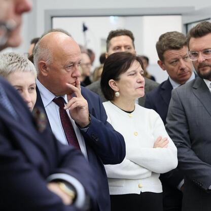 Katowice, 12 listopada 2020 r. - Konferencja prasowa nt. modernizacji Katowickiego Centrum Onkologii, otrzymania funduszy na nowoczesne urządzenia. (wygenerowano przez AI)