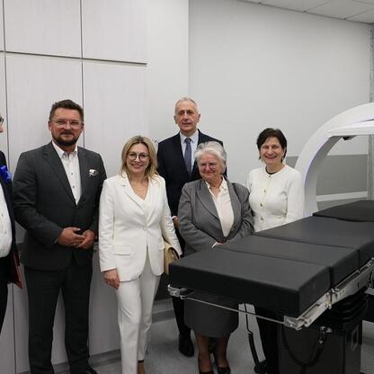 Wicemarszałek Leszek Pietraszek na konferencji prasowej w Katowicach o nowym systemie radioterapii adaptacyjnej. (wygenerowano przez AI)