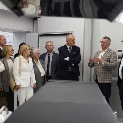 Wicemarszałek Leszek Pietraszek prezentuje nową technologię radioterapii adaptacyjnej w Katowickim Centrum Onkologii. (wygenerowano przez AI)