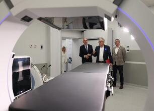 Wicemarszałek Leszek Pietraszek i delegacja na konferencji prasowej o nowoczesnej technologii radioterapii adaptacyjnej w Katowickim Centrum Onkologii. (wygenerowano przez AI)