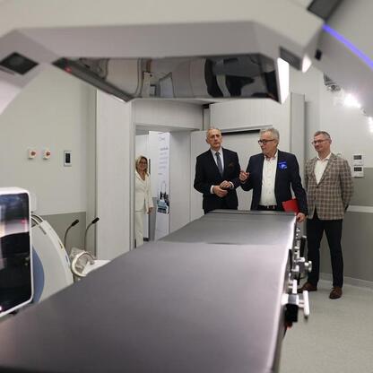 Wicemarszałek Leszek Pietraszek w Katowickim Centrum Onkologii, prezentuje nowoczesne urządzenia do radioterapii adaptacyjnej. (wygenerowano przez AI)