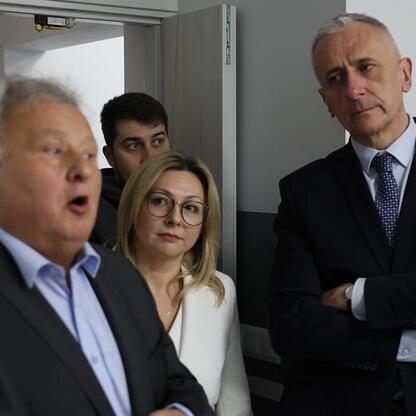 Leszek Pietraszek, wicemarszałek Województwa Śląskiego, wraz z kolegami podczas konferencji prasowej na Katowickim Centrum Onkologii. (wygenerowano przez AI)