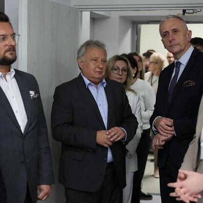 Wicemarszałek Leszek Pietraszek i delegacja na konferencji prasowej o nowoczesnej technologii radioterapii adaptacyjnej w Katowickim Centrum Onkologii. (wygenerowano przez AI)