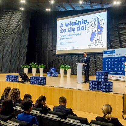 Konferencja o Funduszach Europejskich wspierających edukację w Katowicach. (wygenerowano przez AI)