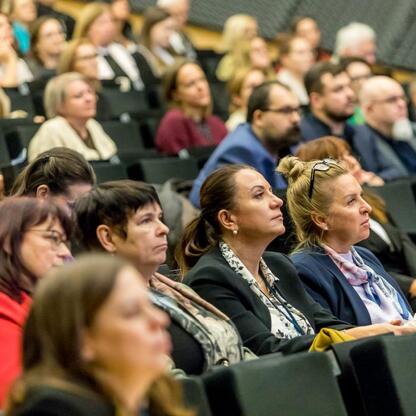 Konferencja o edukacji w Katowicach, wspierana przez Europejskie Fundusze, skupiająca dyrektorów szkół i nauczycieli. (wygenerowano przez AI)