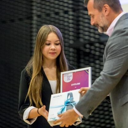 Konferencja w Katowicach: Prezentacja nagrody dla edukacji z Funduszy Europejskich. (wygenerowano przez AI)
