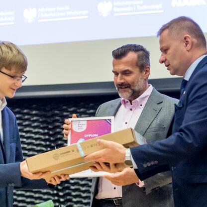 Młody uczeń otrzymuje nagrodę w ramach projektu Fundusze Europejskie dla Śląska. (wygenerowano przez AI)