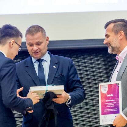 Członek Zarządu Województwa Śląskiego Rafał Adamczyk uczestniczy w konferencji o motywacji i determinacji w edukacji, podkreślając rolę Funduszy Europejskich w wspieraniu rozwoju edukacji. (wygenerowano przez AI)