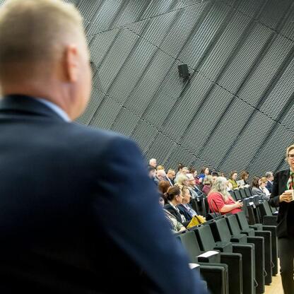Konferencja o motywacji i determinacji w edukacji w Katowicach, wspierana przez Fundusze Europejskie dla Śląska. (wygenerowano przez AI)