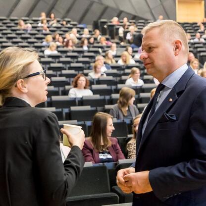 Konferencja w Katowicach: Motywacja i determinacja w edukacji. Rafał Adamczyk i Monika Sikora omawiają fundusze europejskie wspierające rozwój edukacji. (wygenerowano przez AI)