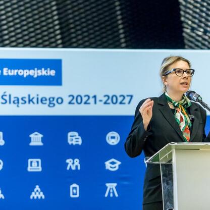 Podczas konferencji o motywacji i determinacji w edukacji w Katowicach, Monika Sikora i Rafał Adamczyk prezentowali Europejskie Fundusze dla Śląska 2021-2027. (wygenerowano przez AI)