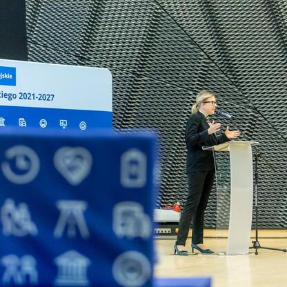 Konferencja o Funduszach Europejskich wspierających edukację w Katowicach. (wygenerowano przez AI)