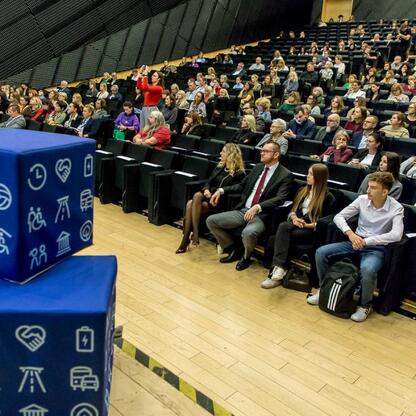 Konferencja o motywacji i determinacji w edukacji w Katowicach, wspierana przez Fundusze Europejskie dla Śląska. (wygenerowano przez AI)
