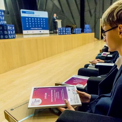 Konferencja w Katowicach: motywacja i determinacja w edukacji, nagrody dla najlepszych w IT Fitness Test 2025. (wygenerowano przez AI)