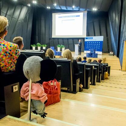 Konferencja o motywacji i determinacji w edukacji w Katowicach, wspierana przez Fundusze Europejskie dla Śląska. (wygenerowano przez AI)