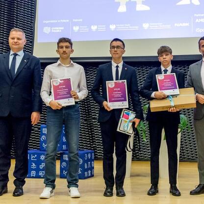Grupa osób otrzymuje wyróżnienia za osiągnięcia w cyfrowej edukacji na konferencji w Katowicach. (wygenerowano przez AI)