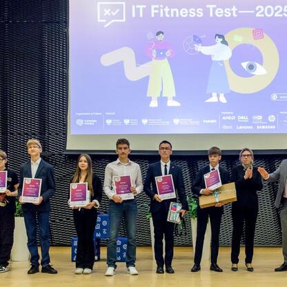 Członek Zarządu Województwa Śląskiego Rafał Adamczyk uczestniczy w XV IT Fitness Test 2025 w Katowicach, wręczając nagrody za sukcesy w cyfrowej edukacji. (wygenerowano przez AI)