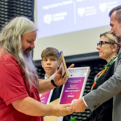 Konferencja o motywacji i determinacji w edukacji w Katowicach, gdzie nauczyciele i dyrektorzy otrzymują certyfikaty, promując rozwój cyfrowy i finansowanie europejskie. (wygenerowano przez AI)
