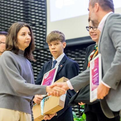 Konferencja edukacyjna w Katowicach, podkreślająca moc motywacji i determinacji w edukacji, z udziałem dyrektorów szkół i nauczycieli. (wygenerowano przez AI)