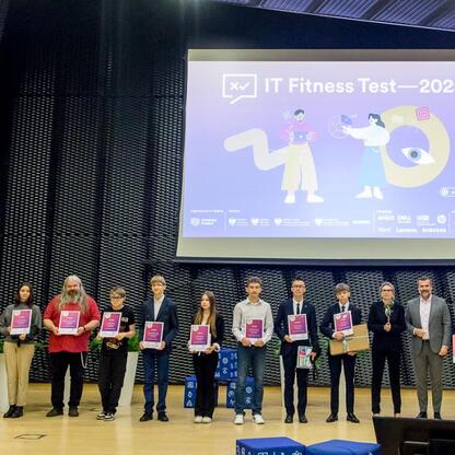 Członek Zarządu Województwa Śląskiego Rafał Adamczyk wręcza nagrody uczestnikom XV IT Fitness Test 2025. (wygenerowano przez AI)
