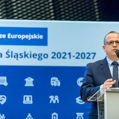 Podczas konferencji o Funduszach Europejskich dla Śląska 2021-2027 mówiono o roli Europejskich funduszy w edukacji. (wygenerowano przez AI)