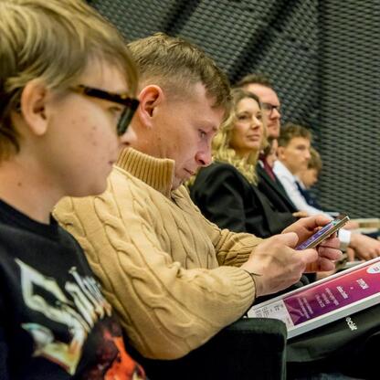 Zajęci uczestnicy konferencji o Funduszach Europejskich dla edukacji w Katowicach. (wygenerowano przez AI)