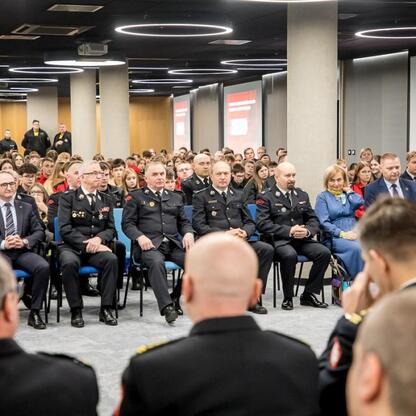 W trzecim Kongresie Rozwojowym Młodzieżowych Drużyn Pożarniczych Śląska uczestniczyli wicemarszałek Grzegorz Boski i członek Zarządu Rafał Adamczyk, podczas prezentacji dla zgromadzonej publiczności. (wygenerowano przez AI)