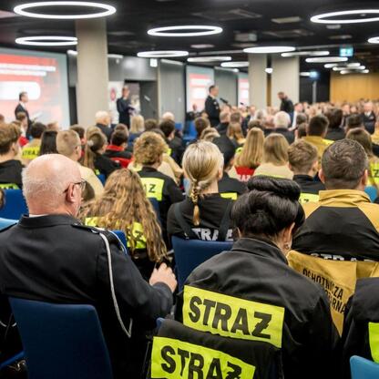 Konferencja w Superauto.pl Stadion Śląskiego, gdzie młodzi strażacy dzielą się doświadczeniem i nauką. (wygenerowano przez AI)