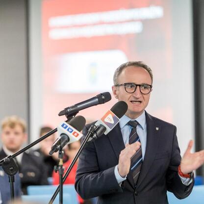 Grzegorz Boski, wicemarszałek Województwa Śląskiego, przemawia na Kongresie Rozwojowym Młodzieżowych Drużyn Pożarniczych. (wygenerowano przez AI)