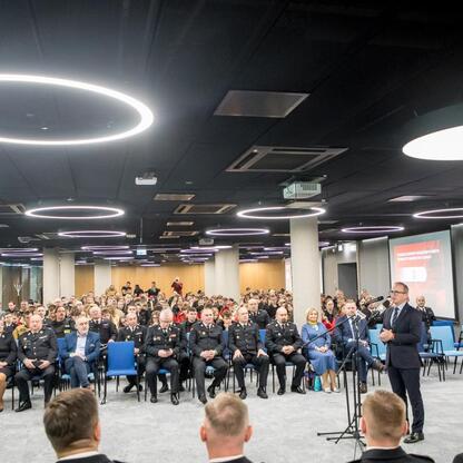 Grzegorz Boski, Wicemarszałek Województwa Śląskiego, przemawia na Kongresie Rozwojowym Młodzieżowych Drużyn Pożarniczych. (wygenerowano przez AI)